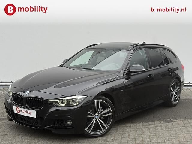 Zwart (metallic) Occasion 2019 BMW 318 Executive Stationwagen | € 22.695 (Iets duurder) - Afbeelding 1/3