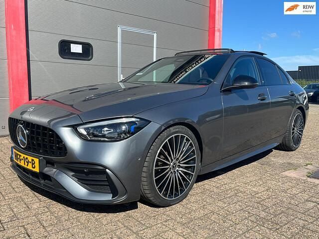Grijs Gebruikt 2023 Mercedes C300 AMG line Sedan | € 54.850 (Eerlijke prijs) - Afbeelding 1/4