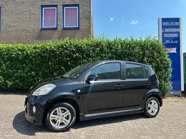 Zwart, metallic lak Gebruikt 2005 Daihatsu Sirion Hatchback | € 2.450 (Eerlijke prijs) - Afbeelding 1/4