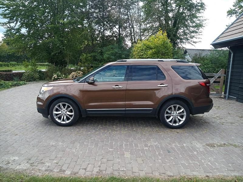 Bruin (metallic) Occasion 2011 Ford Explorer SUV | € 21.450 - Afbeelding 1/4