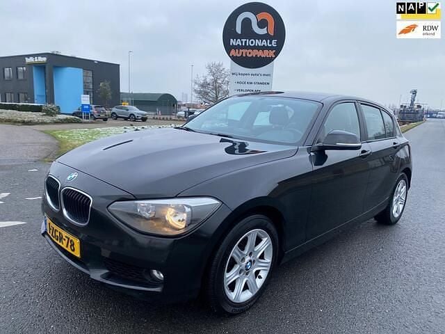 Zwart Occasion 2015 BMW 116 Comfort Edition Hatchback | € 3.995 (Super prijs) - Afbeelding 1/4