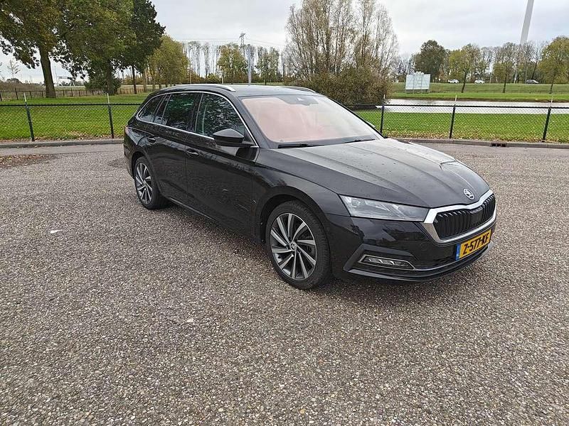 Zwart Gebruikt 2021 Skoda Octavia Stationwagen | € 25.500 (Super prijs) - Afbeelding 1/4
