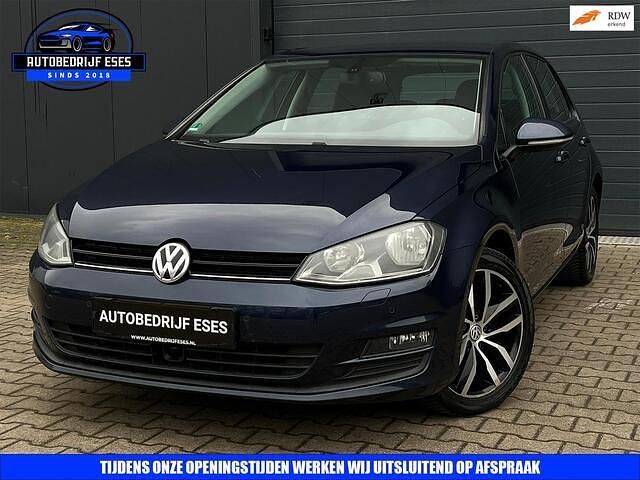 Blauw (metallic) Gebruikt 2013 VW Golf VII Highline Hatchback | € 10.999 (Eerlijke prijs) - Afbeelding 1/3