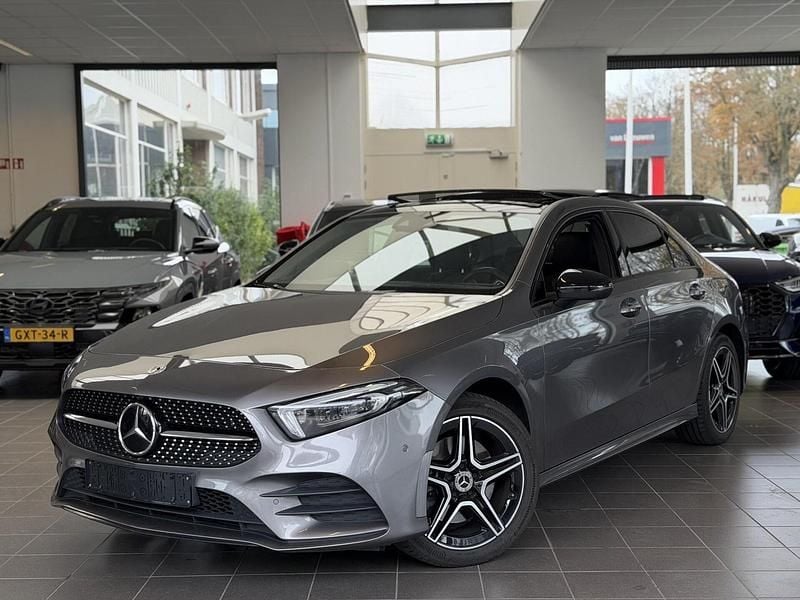 Grijs Gebruikt 2022 Mercedes A250 AMG line Sedan | € 29.950 (Eerlijke prijs) - Afbeelding 1/3