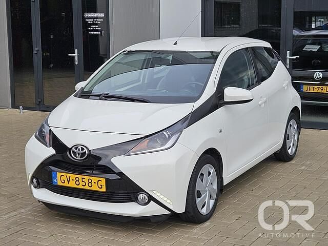 Wit Gebruikt 2015 Toyota Aygo X-play Hatchback | € 11.949 (Eerlijke prijs) - Afbeelding 1/4