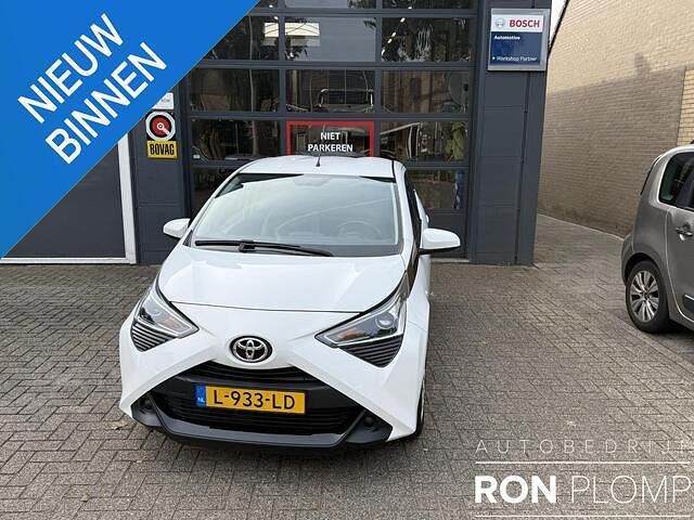 Wit Gebruikt 2021 Toyota Aygo X-play Hatchback | € 14.750 (Eerlijke prijs) - Afbeelding 1/4