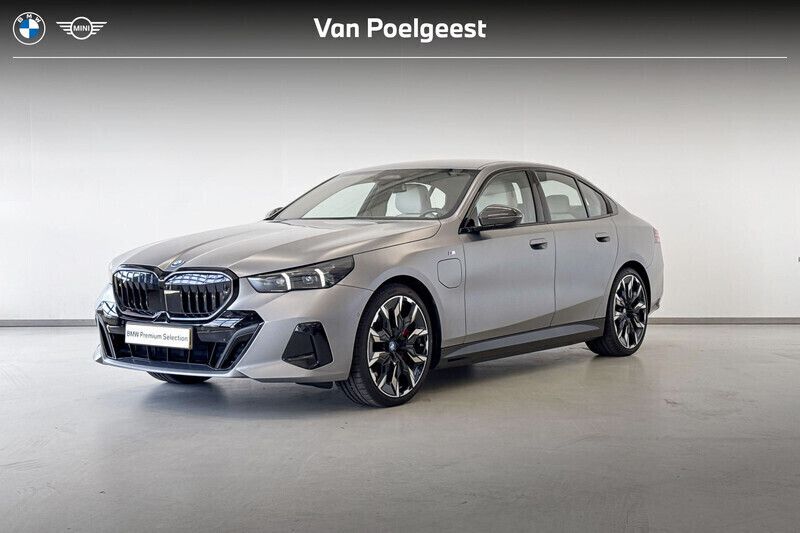 Bmw individual frozen pure grey metallic (grijs metallic) Gebruikt 2024 BMW 550e M Sport Sedan | € 89.900 (Super prijs) - Afbeelding 1/4