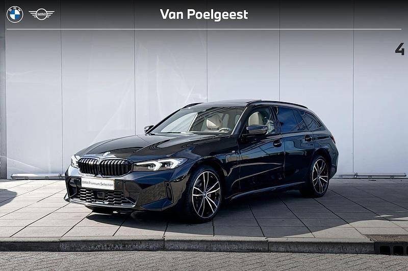 Saphirschwarz metallic (zwart metallic) Gebruikt 2024 BMW 320e Comfort Edition Stationwagen | € 43.900 - Afbeelding 1/4