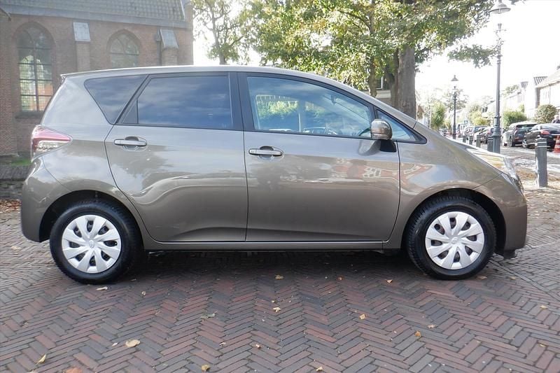 Grijs Gebruikt 2014 Toyota Verso-S MPV | € 12.740 (Eerlijke prijs) - Afbeelding 1/4