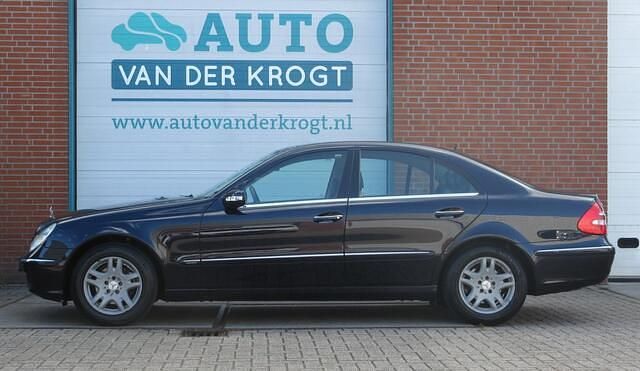 Blauw (metallic) Gebruikt 2005 Mercedes E240 Elegance Sedan | € 8.795 (Eerlijke prijs) - Afbeelding 1/4