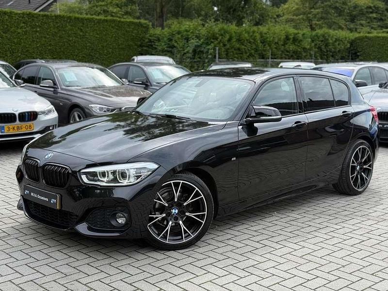 Zwart Gebruikt 2018 BMW 118 Executive Hatchback | € 18.950 (Eerlijke prijs) - Afbeelding 1/4