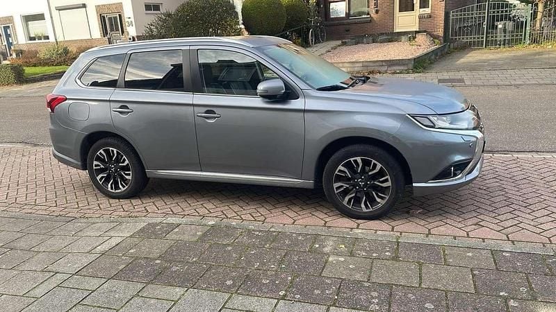 Zilver Gebruikt 2015 Mitsubishi Outlander P-HEV Instyle Stationwagen | € 11.500 (Eerlijke prijs) - Afbeelding 1/4