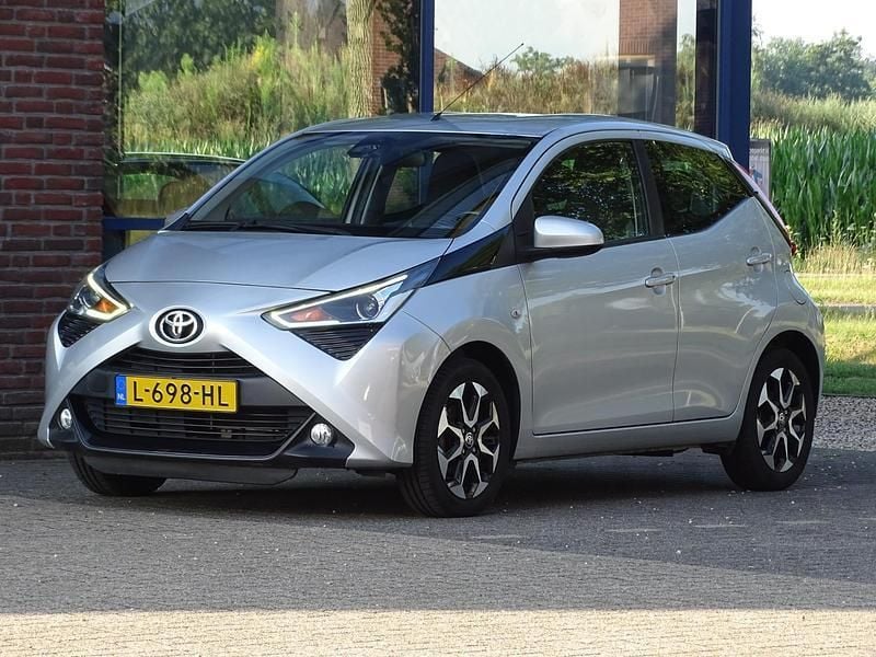 Grijs Gebruikt 2019 Toyota Aygo X-play Hatchback | € 10.250 (Eerlijke prijs) - Afbeelding 1/4