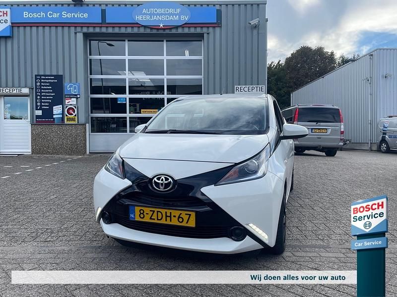Wit Gebruikt 2014 Toyota Aygo X-play Hatchback | € 6.850 (Eerlijke prijs) - Afbeelding 1/4