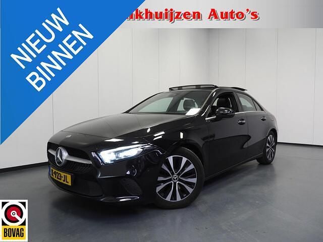 Zwart Occasion 2021 Mercedes A180 Premium Plus Sedan | € 22.945 (Goede deal) - Afbeelding 1/4