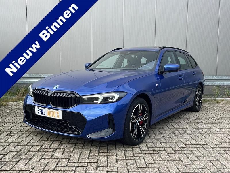 Blauw (metallic) Occasion 2025 BMW 330e M Sport Stationwagen | € 49.950 (Super prijs) - Afbeelding 1/4