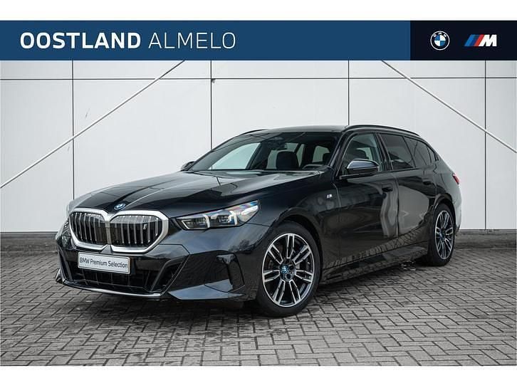 Zwart (metallic) Gebruikt 2024 BMW i5 M Sport Stationwagen | € 58.950 (Eerlijke prijs) - Afbeelding 1/4