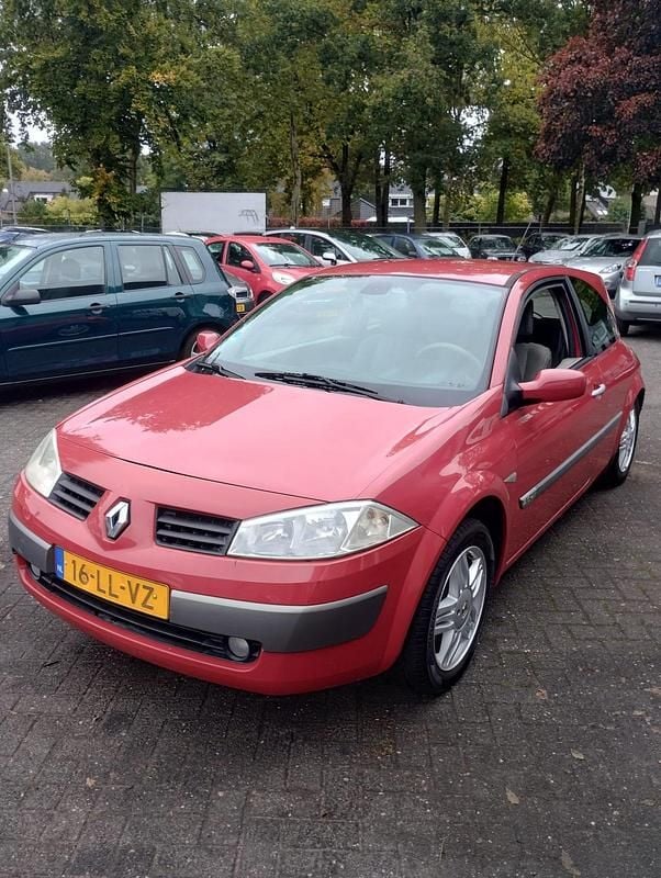 Rood Gebruikt 2003 Renault Mégane II Expression Hatchback | € 2.750 - Afbeelding 1/4