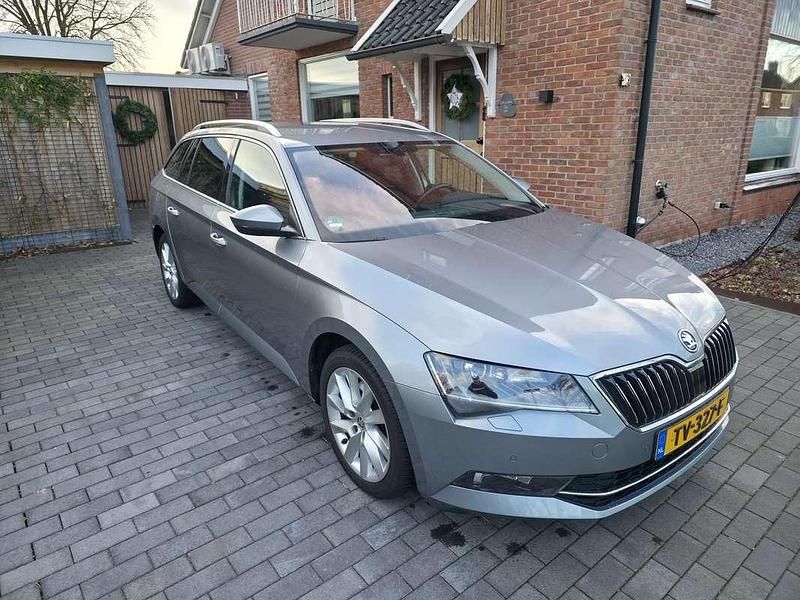 Grijs Occasion 2018 Skoda Superb Stationwagen | € 17.000 (Eerlijke prijs) - Afbeelding 1/4