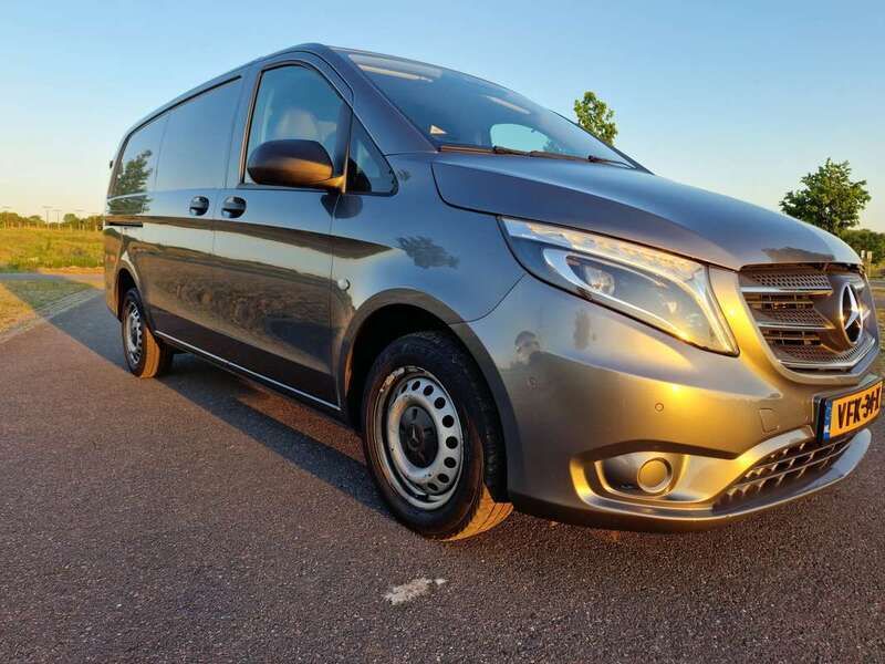 Grijs Gebruikt 2020 Mercedes Vito MPV | € 24.950 (Duur) - Afbeelding 1/4