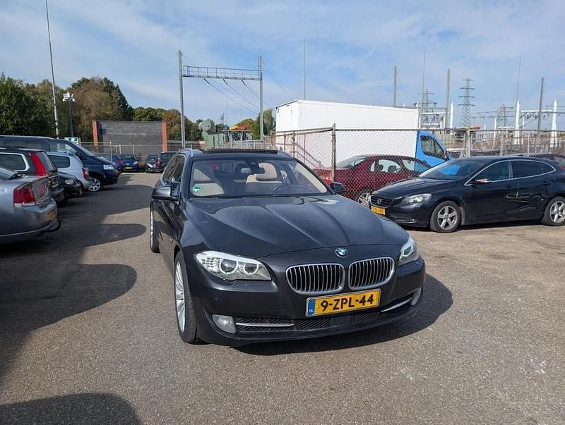 Grijs (metallic) Gebruikt 2013 BMW 535 Executive Stationwagen | € 8.450 (Eerlijke prijs) - Afbeelding 1/4