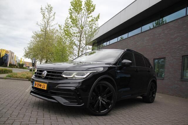Zwart Gebruikt 2021 VW Tiguan SUV | € 40.999 (Eerlijke prijs) - Afbeelding 1/4