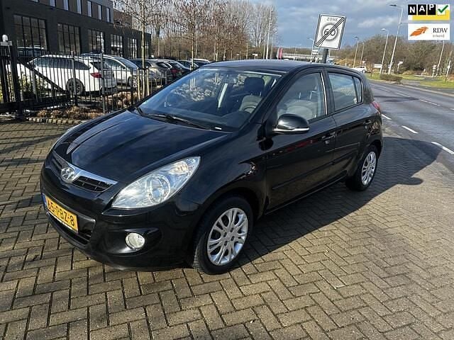 Zwart (metallic) Occasion 2011 Hyundai i20 Hatchback | € 5.995 (Eerlijke prijs) - Afbeelding 1/4
