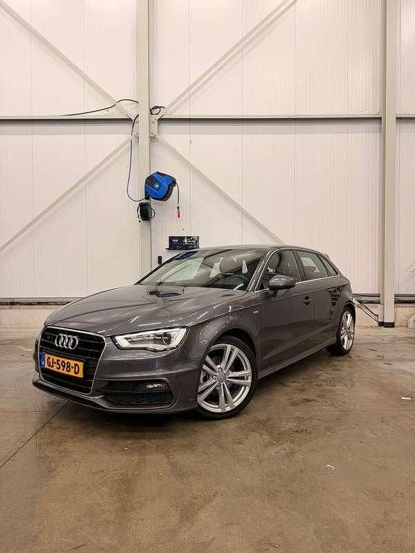 Grijs Gebruikt 2015 Audi A3 S-Line Hatchback | € 12.750 (Eerlijke prijs) - Afbeelding 1/4
