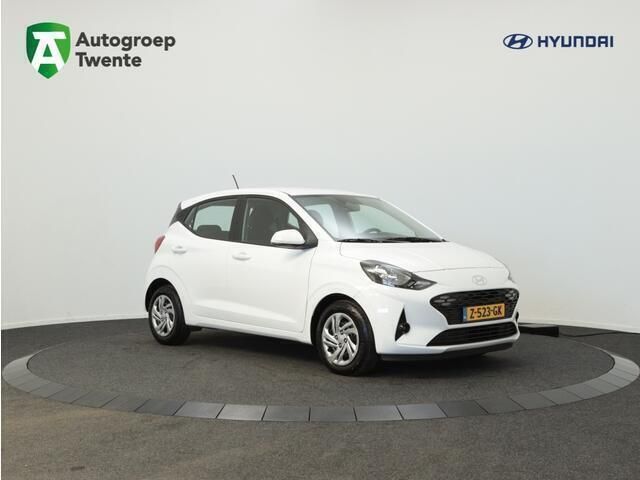 Atlas white (wit metallic) Gebruikt 2024 Hyundai i10 Comfort Hatchback | € 16.745 (Eerlijke prijs) - Afbeelding 1/4