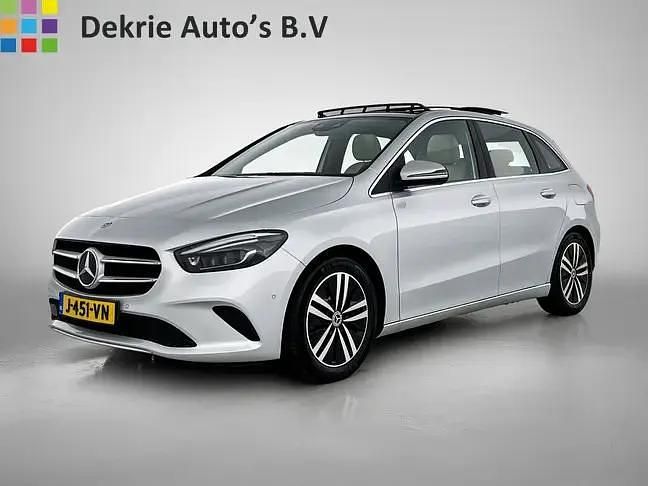 Grijs, metallic lak Gebruikt 2020 Mercedes B180 Business MPV | € 23.990 (Eerlijke prijs) - Afbeelding 1/4