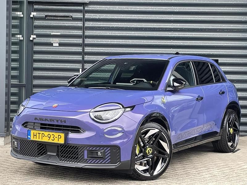 Paars Gebruikt 2025 Abarth 600 Scorpionissima SUV | € 52.082 - Afbeelding 1/3