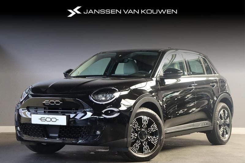 Zwart Nieuw 2025 Fiat 600E Urban SUV | € 29.890 (Goede deal) - Afbeelding 1/4