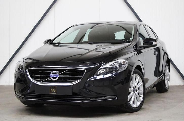 Zwart Gebruikt 2015 Volvo V40 Kinetic Stationwagen | € 11.999 (Eerlijke prijs) - Afbeelding 1/1