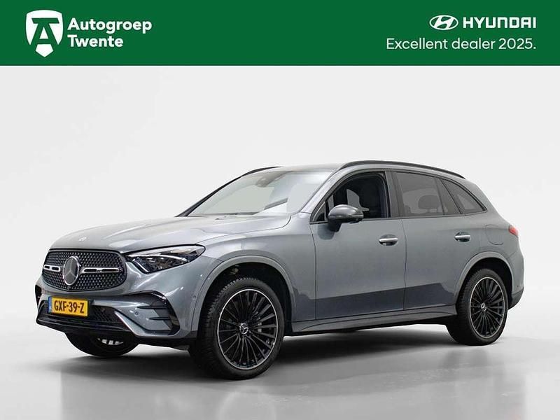 Grijs, metallic lak Gebruikt 2024 Mercedes GLC300e AMG line SUV | € 62.950 (Super prijs) - Afbeelding 1/4