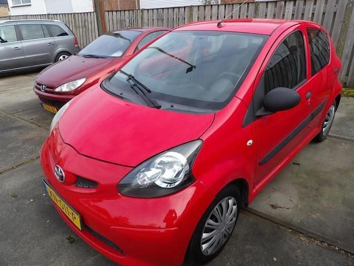 Rood Occasion 2007 Toyota Aygo Hatchback | € 1.250 (Super prijs) - Afbeelding 1/4