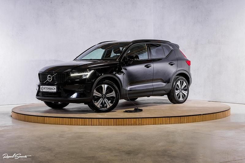 Zwart (metallic) Gebruikt 2022 Volvo XC40 Plus SUV | € 35.990 (Eerlijke prijs) - Afbeelding 1/4