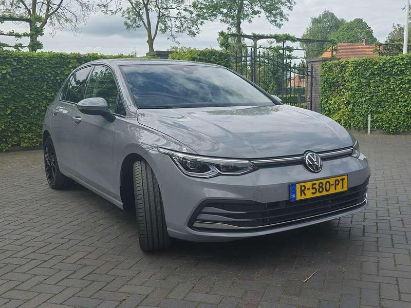 Grijs Gebruikt 2022 VW Golf VIII Style Hatchback | € 26.500 (Goede deal) - Afbeelding 1/4