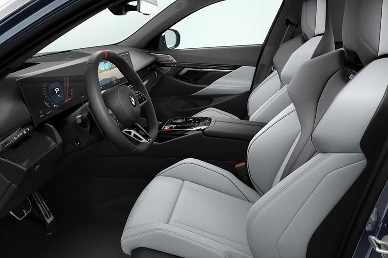 Nieuw BMW M5 727 PK (534 kW) 2026 Sophistograu brillianteffect metallic (grijs metallic) Stationwagen