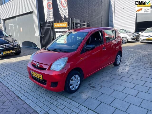 Rood, metallic lak Gebruikt 2007 Daihatsu Cuore Hatchback | € 999 (Super prijs) - Afbeelding 1/4