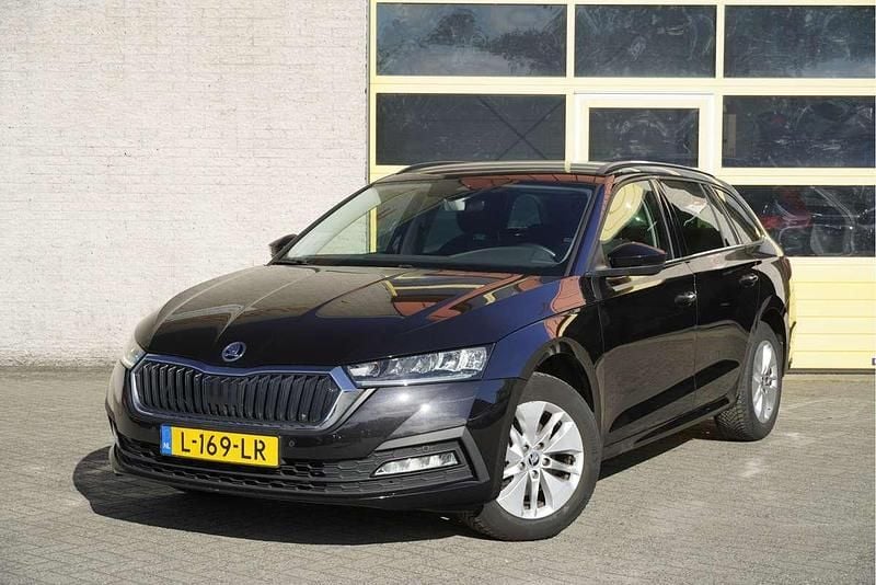 Zwart Gebruikt 2021 Skoda Octavia Business Line Stationwagen | € 16.950 (Goede deal) - Afbeelding 1/4