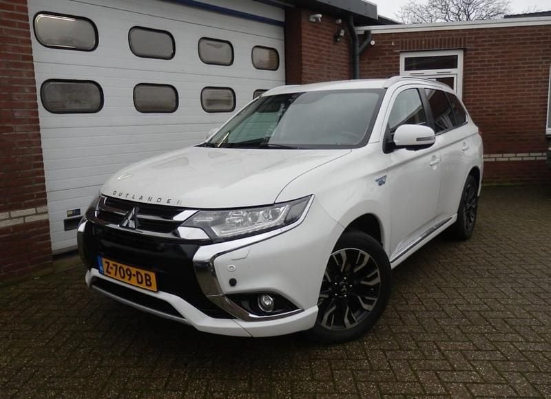Wit Gebruikt 2015 Mitsubishi Outlander P-HEV Stationwagen | € 18.750 - Afbeelding 1/4
