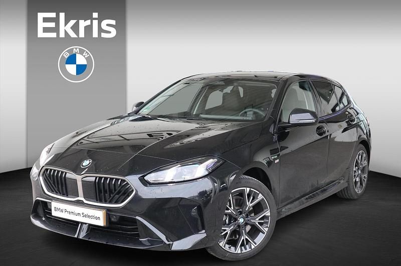 Saphirschwarz Gebruikt 2024 BMW 120 Shadowline Hatchback | € 34.900 (Eerlijke prijs) - Afbeelding 1/4