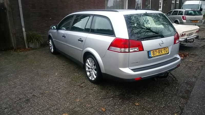Zilver Gebruikt 2005 Opel Vectra Essentia Stationwagen | € 1.650 (Iets duurder) - Afbeelding 1/4