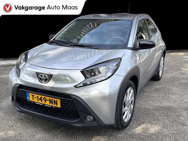 Grijs Gebruikt 2023 Toyota Aygo Play Hatchback | € 19.640 (Eerlijke prijs) - Afbeelding 1/4