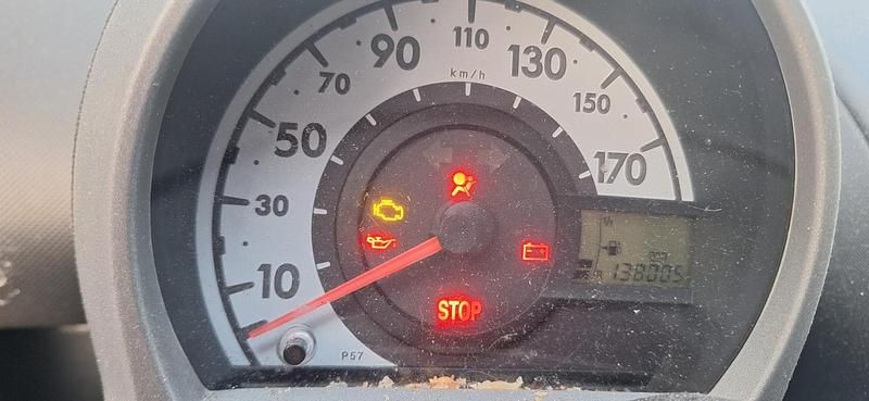 Zwart (metallic) Gebruikt 2012 Peugeot 107 Hatchback | € 2.300 (Super prijs) - Afbeelding 1/4