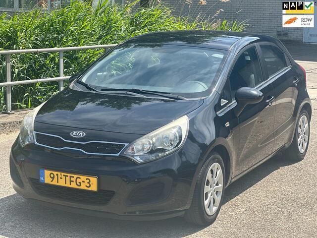 Zwart Gebruikt 2012 Kia Rio Comfort Hatchback | € 4.750 (Eerlijke prijs) - Afbeelding 1/4
