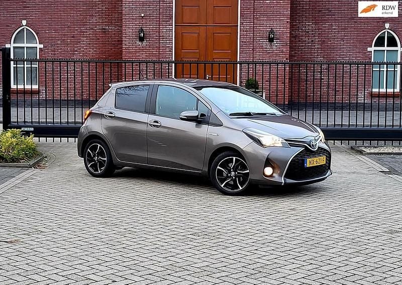 Grijs Gebruikt 2016 Toyota Yaris Hybrid Hatchback | € 8.750 (Goede deal) - Afbeelding 1/4
