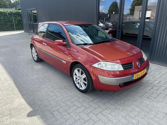 Rood Gebruikt 2003 Renault Mégane II Luxe Hatchback | € 1.299 (Eerlijke prijs) - Afbeelding 1/4
