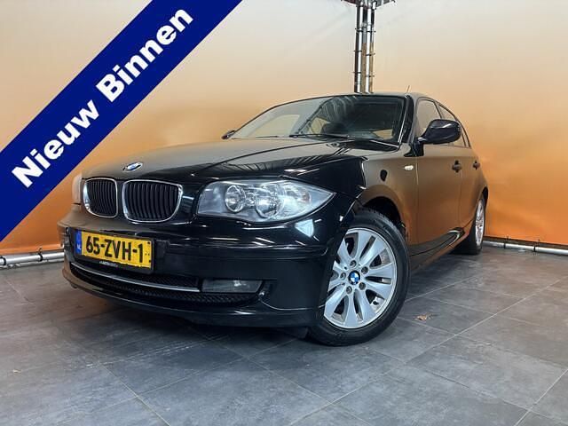 Zwart (metallic) Gebruikt 2011 BMW 116 Hatchback | € 2.000 (Iets duurder) - Afbeelding 1/4