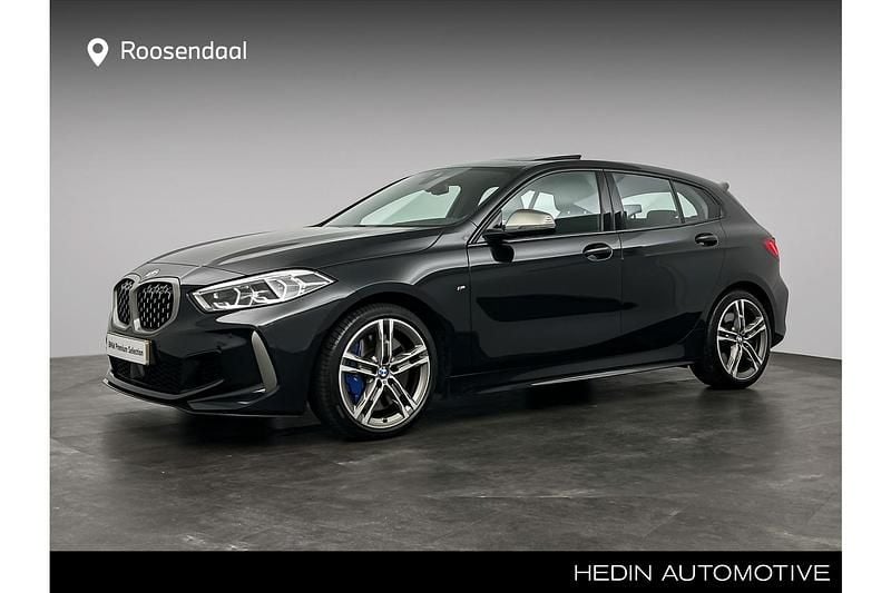 Saphirschwarz metallic (zwart metallic) Gebruikt 2024 BMW M135 Comfort Edition Hatchback | € 51.880 (Eerlijke prijs) - Afbeelding 1/4